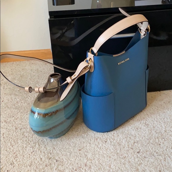 Brand new Micheal Kors handbag - Picture 6 of 15